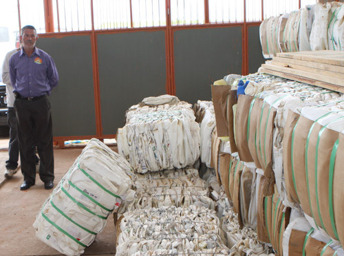 A Usina de Reciclagem foi construída de forma que três caminhões de recolhimento de lixo possam descarregar com total segurança no mesmo instante (Foto: Gerson Gomes)