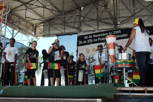 O projeto Bate Lata da FMIJ, reúne crianças e adolescentes entre 09 e 16 anos de (Foto: Check)