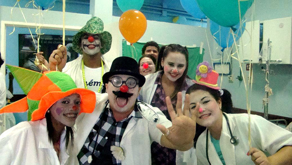 Os pequenos pacientes se divertiram a valer com o grupo de animadores da 2ª Igreja Batista de Campos (Foto: Divulgação)