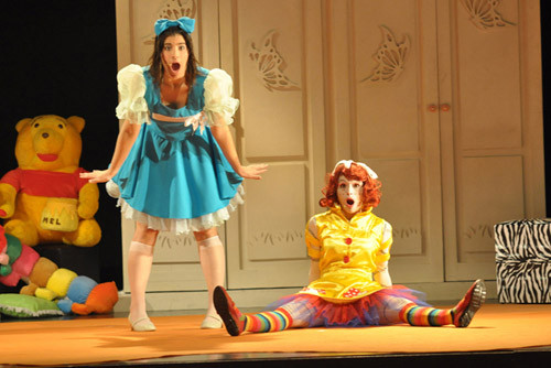 A divertida comédia musical vai animar a criançada, mostrando a magia dos livros na vida de uma menina inteligente e alegre, que vai passar as férias estudando para passar na recuperação. (Foto: Divulgação)