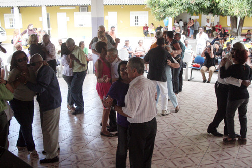 Nesta sexta-feira (21), o cantor João Rogério e seu grupo fizeram muita gente da melhor idade rodopiar pelo salão enquanto outros se divertiam assistindo ou conversando em grupo (Foto: Antônio Leudo)