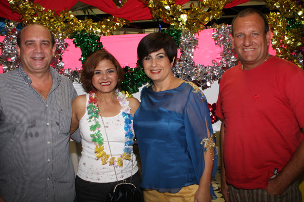 Prefeita Rosinha Garotinho, junto com o vice-prefeito, Doutor Chicão, além da atriz Elisangela e convidados (Foto: Roberto Joia)