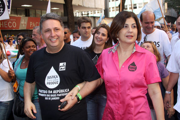 A Prefeita Rosinha Garotinho, que também é vice-presidente da Organização dos Municípios Produtores de Petróleo (Ompetro), destacou a importância da participação de Campos no Ato em defesa dos royalties nesta quinta-feira (10) no Rio de Janeiro (Foto: Gerson Gomes)