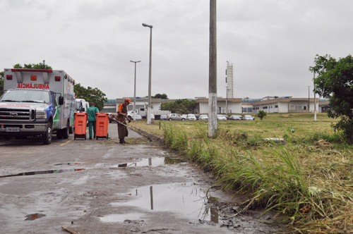 Uma equipe com 22 homens da Secretaria Municipal de Serviços Públicos encerra nesta quarta-feira (23) o trabalho de capina, limpeza e coleta na área do Hospital Geral de Guarus (HGG), iniciado na terça-feira (22) (Foto: Divulgação)