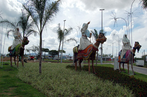 Os três reis magos na entrada da cidade, o presépio a ser montado na Praça São Salvador e as luzes são exemplos da decoração natalina diferenciada preparada através da parceria entre a secretaria de Cultura, Fundação Cultural Jornalista Oswaldo  (Foto: Jocelino Rocha)