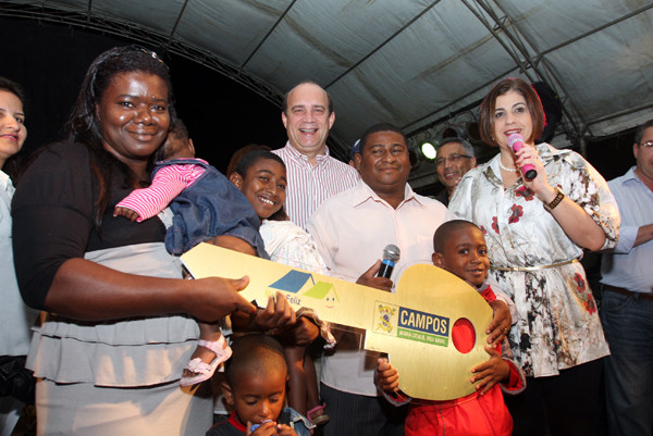 A Prefeita Rosinha Garotinho, acompanhada pelo vice-prefeito, Doutor Chicão, fez a entrega simbólica das chaves das casas para a família do casal Fabiana e Cassiano Medeiros, que têm sete filhos (Foto: Roberto Joia)
