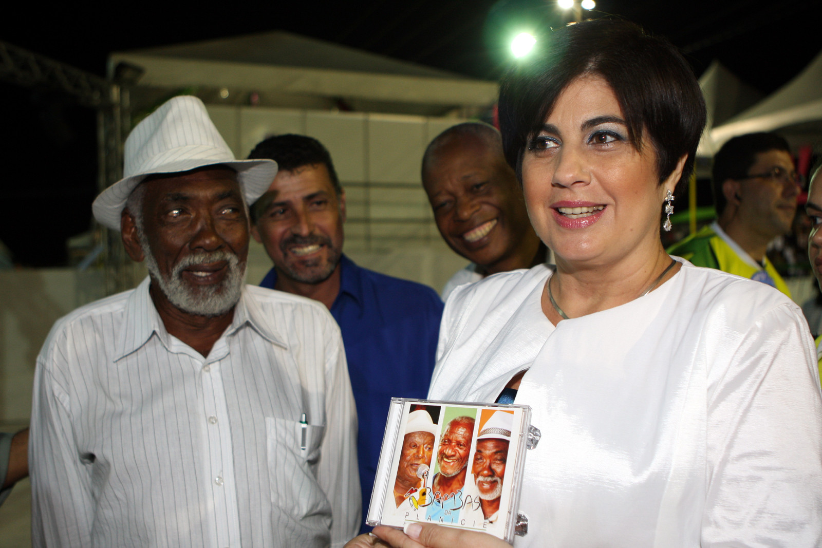 Ao lado do compositor Geraldo Gamboa, um dos  homenageados no projeto, a prefeita Rosinha Garotinho mostrou o CD. (Foto: César Ferreira)