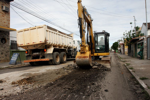 Os motoristas também devem evitar as imediações da Rua Tenente Coronel Cardoso (Formosa), onde também está sendo realizada uma obra importante (Foto: Rogério Azevedo)