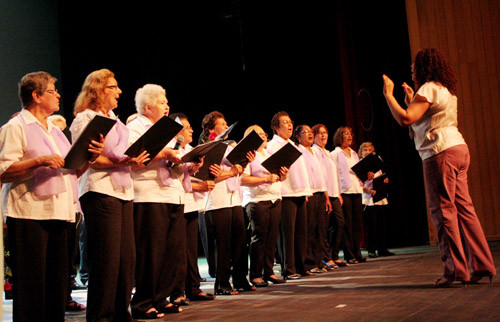 Os idosos do núcleo da Terceira Idade estão preparando uma grande e emocionante cantata de Natal (Foto: Antônio Leudo)