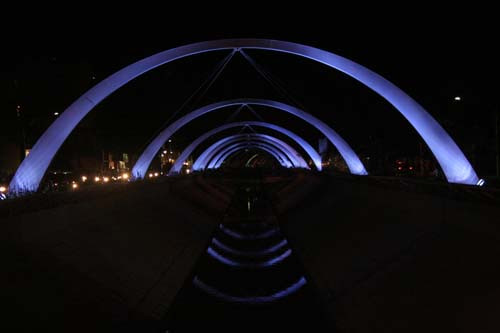 Os arcos da Nova Beira Valão, durante a noite com iluminação metálica (Foto: Antônio Leudo)