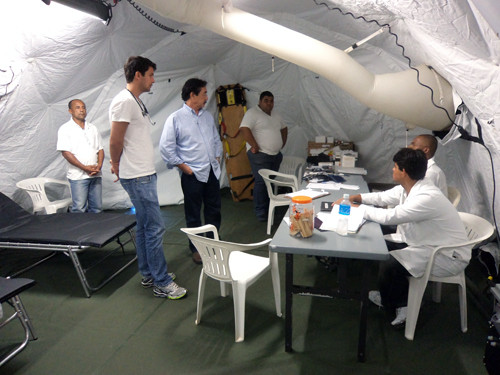 O secretário de Saúde, Paulo Hirano, acompanha o atendimento no Hospital de Campanha (Foto: Divulgação)