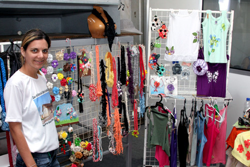 A exposição ?Trilho das Artes?, da Casa de Cultura José Candido de Carvalho, gerenciada pela Fundação Cultural Jornalista Oswaldo Lima tem atraído moradores e veranistas (Foto: Jônatas Manhães)