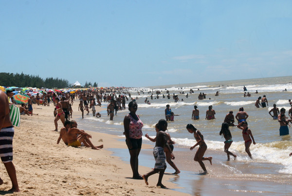 O sol nasceu indicando domingo de praia e as areias no Farol de São Tomé estão lotadas de gente que curte a extensa programação oficial, elaborada pela Prefeitura de Campos (Foto: Rogério Azevedo)