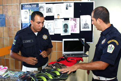 Dois guardas municipais detiveram na tarde desta segunda-feira (6), um homem que tentava furtar um computador portátil de uma loja do Centro da cidade (Foto: Jônatas Manhães)