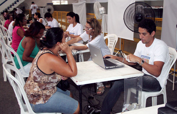 O atendimento à população para a substituição dos cartões provisórios do Programa Campos Cidadão pelos definitivos retorna nesta quinta-feira (Foto: Antônio Leudo)