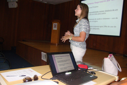 A infectologista do serviço de saúde das Superintendências de Atenção Básica, da Fundação Municipal de Saúde (FMS), Patrícia Pandolfi, ministrou nesta sexta-feira (2), uma palestra abordando o Atendimento ao paciente que necessita de isolamento (Foto: Divulgação)