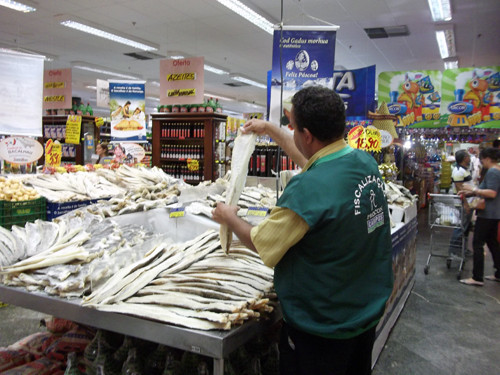 Através das pesquisas feitas pelo Procon, os consumidores podem saber também o preço do pescado em diversos estabelecimentos comerciais (Foto: )
