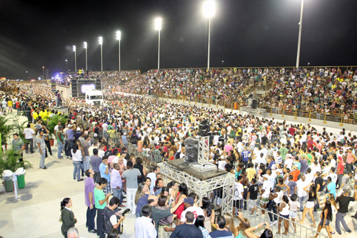 O público aprova e elogia a estrutura do Centro de Eventos Populares Osório Peixoto (Foto: Roberto Joia)