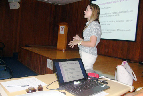 A infectologista do Serviço de Saúde da Superintendência de Atenção Básica, da Fundação Municipal de Saúde (FMS), Patrícia Pandolfi, ministrou mais uma palestra nesta quinta-feira (12), no auditório do Hospital Geral de Guarus (HGG) (Foto: Divulgação)