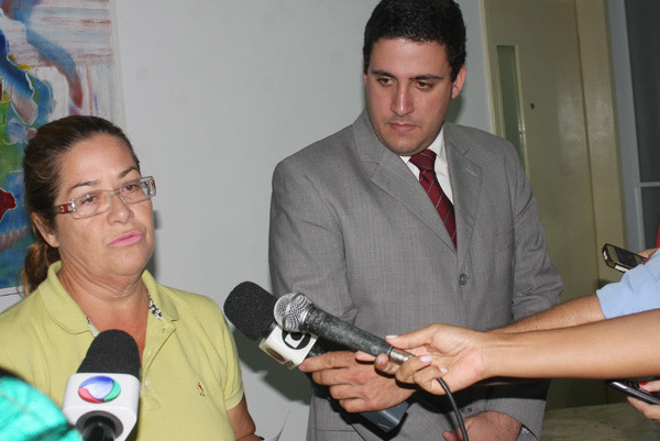 Durante coletiva, Ana Lucia Boynard, ao lado do procurador da Uerj, Leonardo Rocha, anuncia suspensão do concurso (Foto: Antônio Leudo)