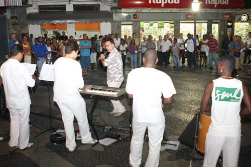 o grupo Choro Novo se apresentou na noite desta terça-feira (24), na Praça São Salvador (Foto: Gerson Gomes)