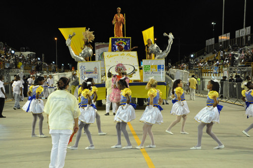 O Bloco de Samba Chuva de Ouro, do distrito de Goitacazes, apresentou o enredo Laysa Lisa (Foto: Gerson Gomes)