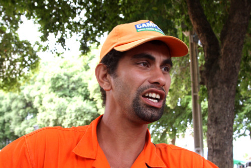 Para Autemir da Silva Pessanha, quanto mais se joga lixo nas ruas, mais problemas aparecem, como por exemplo, entupimentos de bueiros (Foto: Roberto Joia)