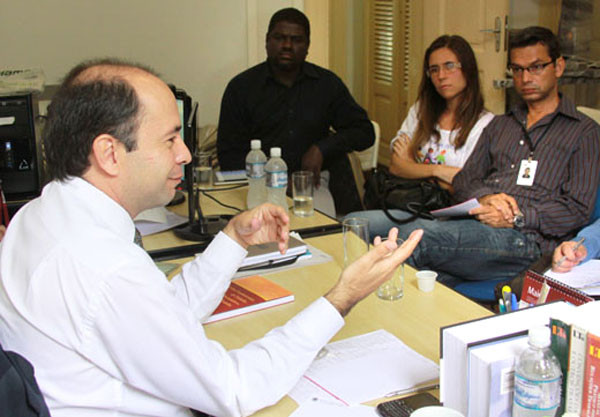 O Procurador do Trabalho, Francisco Carlos Araújo, se reuniu com representantes da secretaria da Família e Assistência Social, para falar sobre a inserção de pessoas com deficiência, no mercado de trabalho (Foto: Rodolfo Lins)