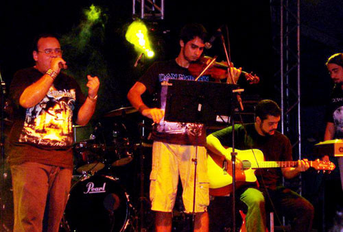 Nesta sexta-feira, às 19h, na semi arena do Palácio da Cultura, acontece a oitava edição do projeto, Aumenta que isso é Rock in Roll (Foto: Divulgação)