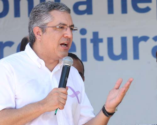Em março do ano passado, o ministro da Saúde, Alexandre Padilha, esteve em Campos, a convite do deputado Anthony Garotinho, para conhecer o maior programa de imunização do país (Foto: Divulgação)