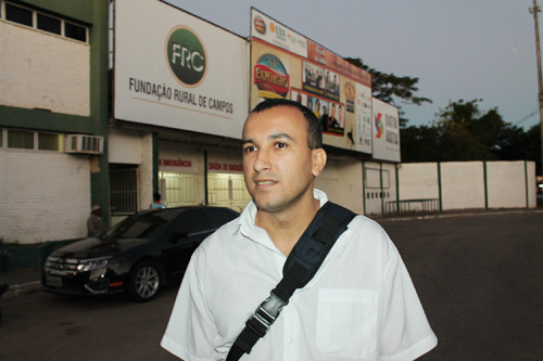 O coordenador de fiscalização de Posturas, Leonardo Simões, esteve no local para avaliar o posicionamento dos ambulantes (Foto: Secom)