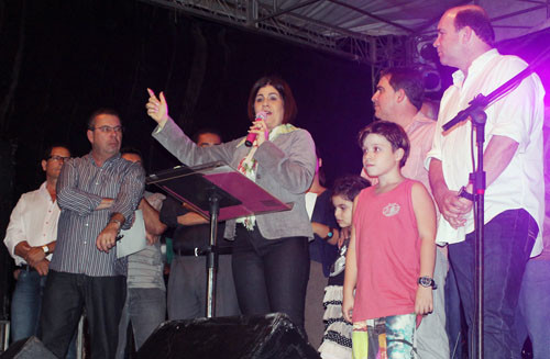 Encerrando a maratona de inaugurações e lançamentos de obras, a Prefeita Rosinha Garotinho esteve nesta quinta-feira (5) à noite, em Travessão, onde inaugurou a 1ª etapa do Projeto Meu Bairro é Show de Arraial (Foto: Gerson Gomes)