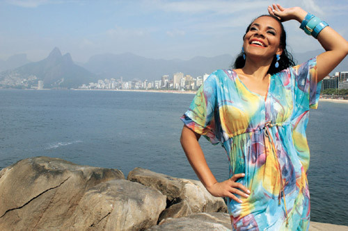 Maria Fernanda, que também é jornalista, vai brindar o público com as canções do disco Festejar, formado por 10 faixas que privilegiam compositores contemporâneos e mestres da música brasileira (Foto: Divulgação)