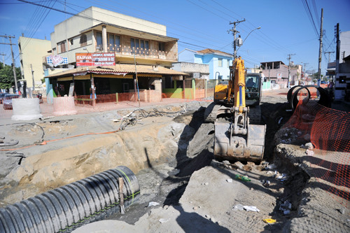 A segunda etapa do Bairro Legal da Lapa está seguindo o cronograma normal. Segundo o engenheiro responsável pela obra, Márcio Miranda, no momento operários estão concluindo o sistema de drenagem e rede de esgoto (Foto: Rogério Azevedo)
