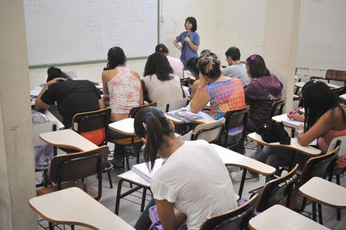 As aulas do Pré-vestibular Social (Pré-vest), Inglês Técnico e oficinas de ballet, dança de salão, judô, capoeira, teatro, violão e lambaeróbica tiveram início nesta terça-feira (07) (Foto: Rogério Azevedo)