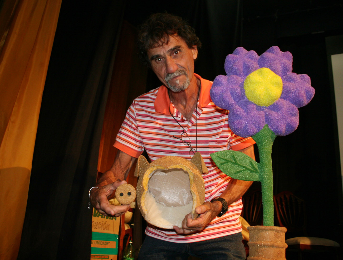 O teatro de Bolso Procópio Ferreira recebe, a partir quinta-feira (16), prosseguindo até sábado (18), a oficina de reciclagem ?Um pouco do artesanato nordestino, chão de Jorge Amado?, com o artista Walter Escovão. (Foto: Divulgação)