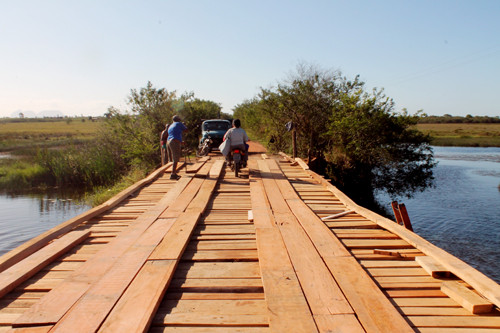 A prefeitura liberou para o trânsito na sexta-feira (28), a ponte sobre o Canal Antônio Rezende, na divisa dos municípios de Campos e São Francisco do Itabapoana, passando pela localidade de Santa Ana (Foto: Juarez Fernandes)