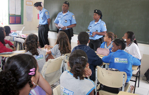 Dando ênfase ao Mês da Conscientização da Criança no Trânsito, o Grupamento Ronda Escolar que foi instituído em Campos pela Guarda Civil Municipal em maio de 2009, estará pelo segundo ano consecutivo, promovendo entre a classe estudantil das uni (Foto: Antonio Leudo)