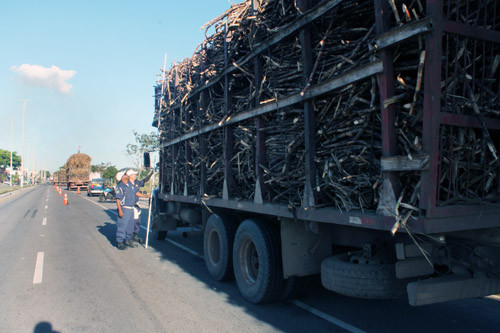 Os caminhões com cargas além do limite estabelecido, que continuam circulando de maneira irregular pelas ruas do Centro de Campos, estão sendo alvo de uma intensa fiscalização da Guarda Civil Municipal (GCM) (Foto: Secom)