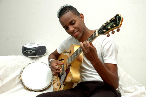 Há um ano em carreira solo, Juninho vem divulgando as canções de seu primeiro CD (Foto: Divulgação)
