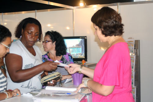 A subsecretária de educação, Dayse Teixeira, distribui aos professores regentes das escolas municipais o Credilivro, no valor de R$ 60 (Foto: Antônio Leudo)