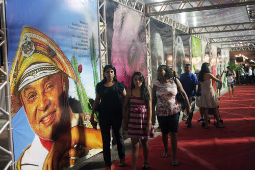 O túnel conta com paineis dos homenageados da 7ª Bienal do Livro (Foto: Antonio Leudo)