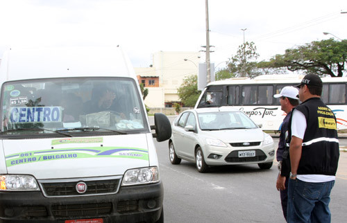 O trabalho de fiscalização do transporte irregular nas ruas de Campos vem sendo uma ação constante para os fiscais da Empresa Municipal de Transporte (Emut). (Foto: Gerson Gomes)