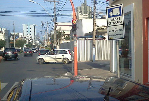 Representantes da Empresa Municipal de Transporte (Emut) e da Câmara de Dirigentes Lojistas de Campos (CDL) estiveram reunidos nesta segunda-feira (03), na sede da entidade, para discutir a criação de novas vagas no Centro da cidade (Foto: Divulgação)