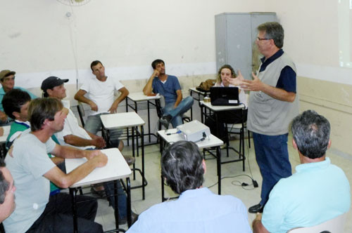 Os produtores rurais de Morro do Coco e distritos próximos assistiram à palestra Doença de Mormo, ministrada pelo coordenador da Defesa Sanitária Estadual da Região Norte, Cláudio Villela (Foto: Divulgação)