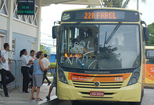Por determinação de lei, os ônibus que fazem o trajeto do Farol para Campos ou vice-versa, podem transportar até 44 passageiros sentados e 36 em pé (Foto: Antonio Leudo)