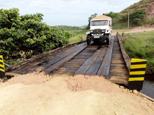 A ponte de madeira sobre o Rio Mocotó mede 20 metros de extensão por 4,5 metros de largura e sua reforma consiste em três fases, que compreendem a correção da mesoestrutura, infraestrutura e superestrutura (Foto: Divulgação)