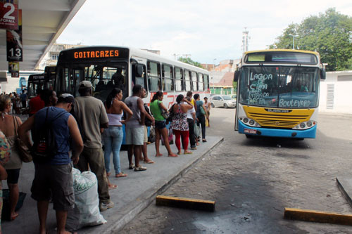 Os horários extras, que deverão ser colocados em prática pela empresa, vão ser entre 7h30 e 17h, quando os ônibus deverão circular a cada vinte minutos, solução encontrada para evitara concentração de passageiros no balneário (Foto: Secom)