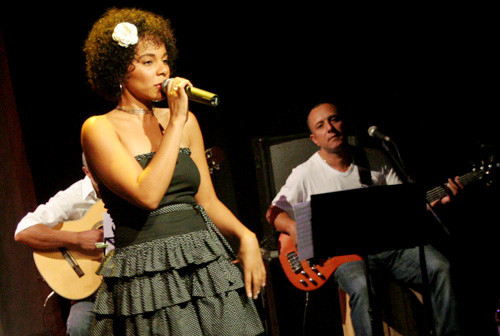 A cantora Maria Fernanda se apresenta com sua banda nesta sexta-feira (18), a partir das 20h, na Tenda Cultural, montada na orla do Farol de São Tomé. (Foto: Antonio Leudo)