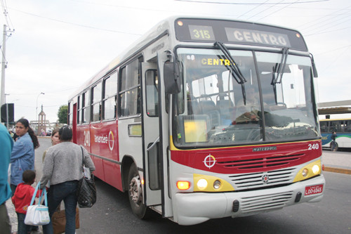 Existem vagas para motoristas de ônibus, categoria D (Foto: Antônio Leudo)